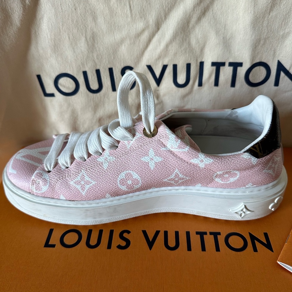 LV semi-new tennis shoes sizes 9 and SL men's tennis shoes sizes 10.
